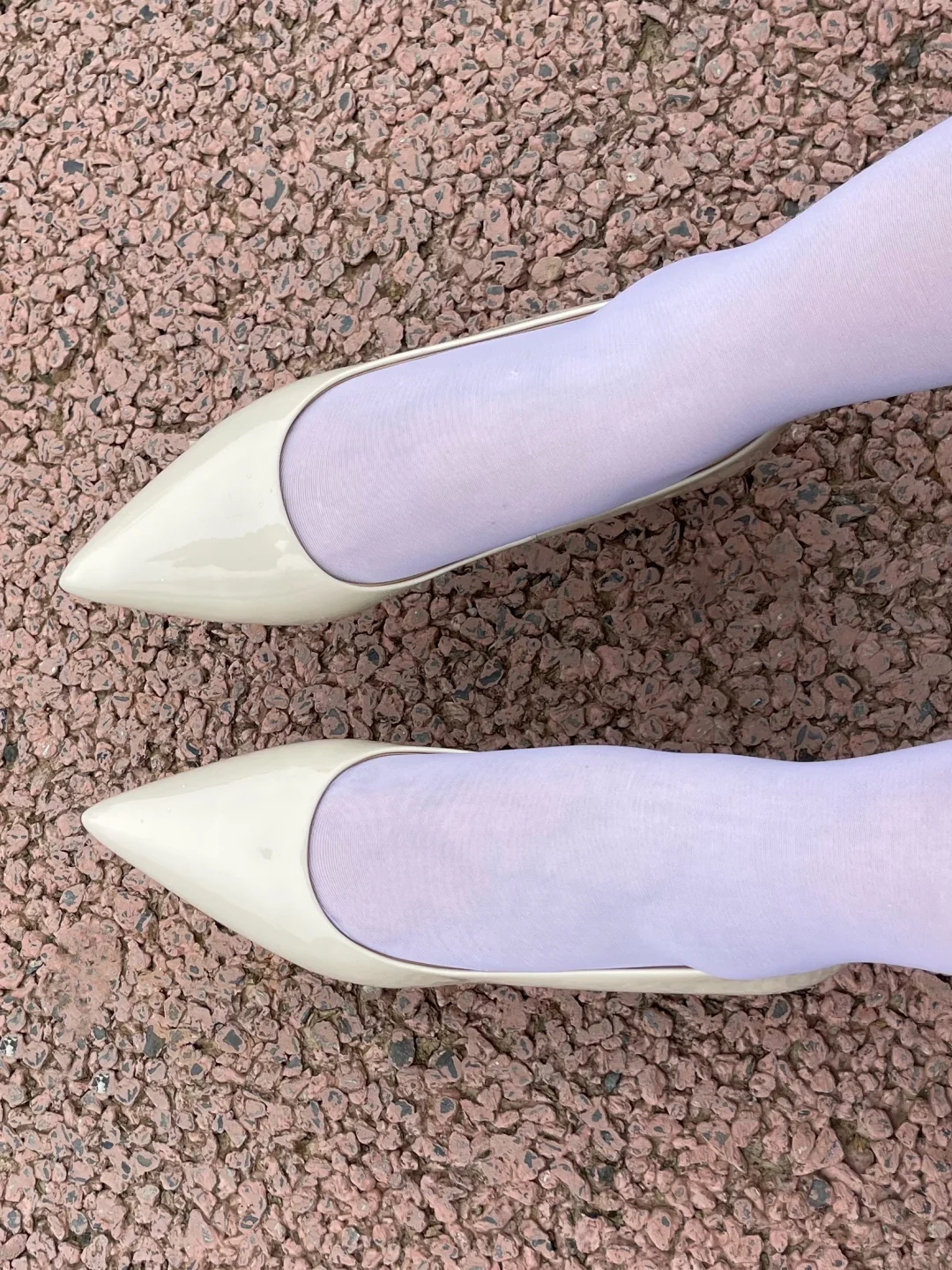 裸色高跟鞋配个小腿袜怎么拒绝呢？💕