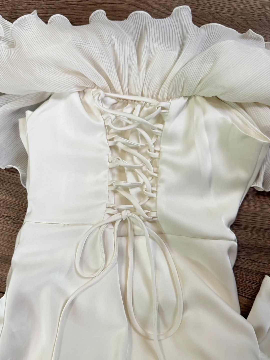 差价四倍｜92💰挖到 气质白色缎面裙测评‼️