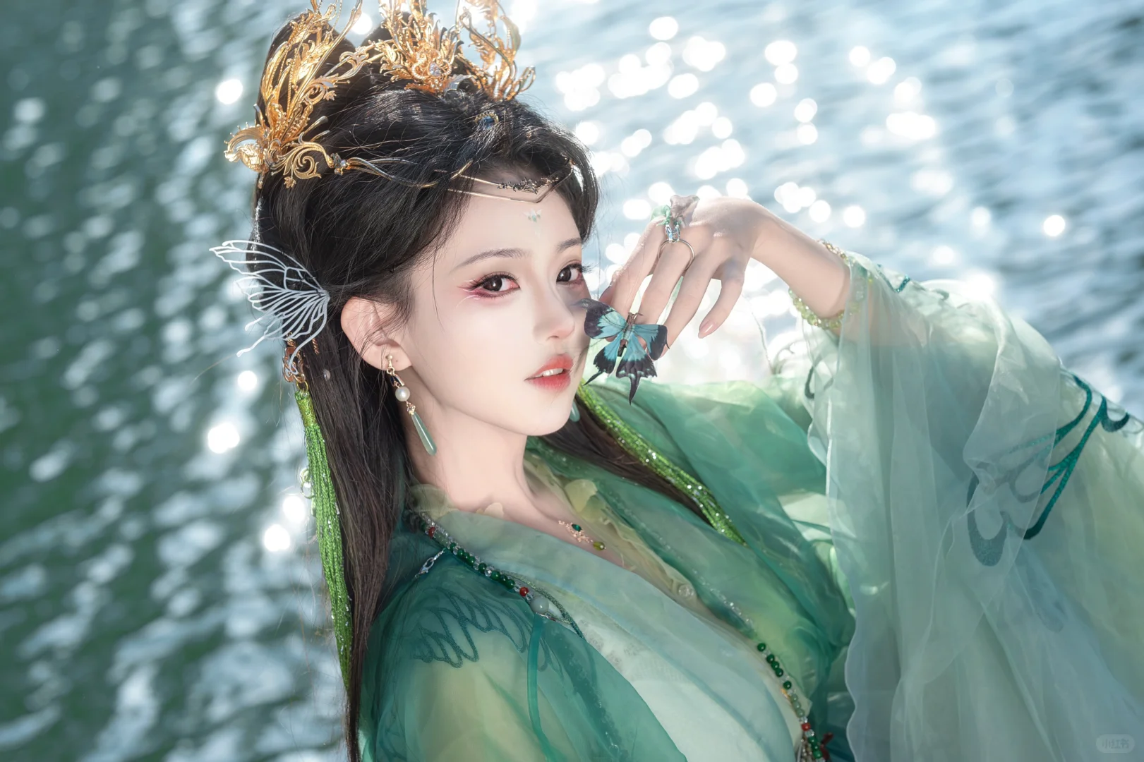 诸天都静穆庄严 她不发一言