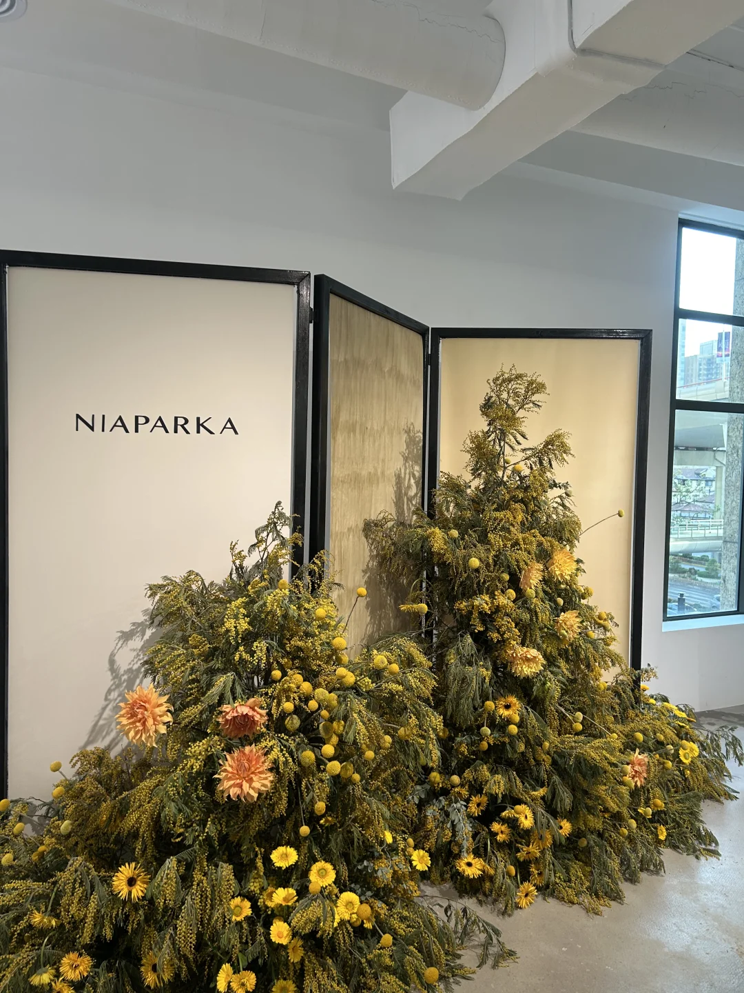 🍸穿着12cm侧空高跟鞋来看秀了