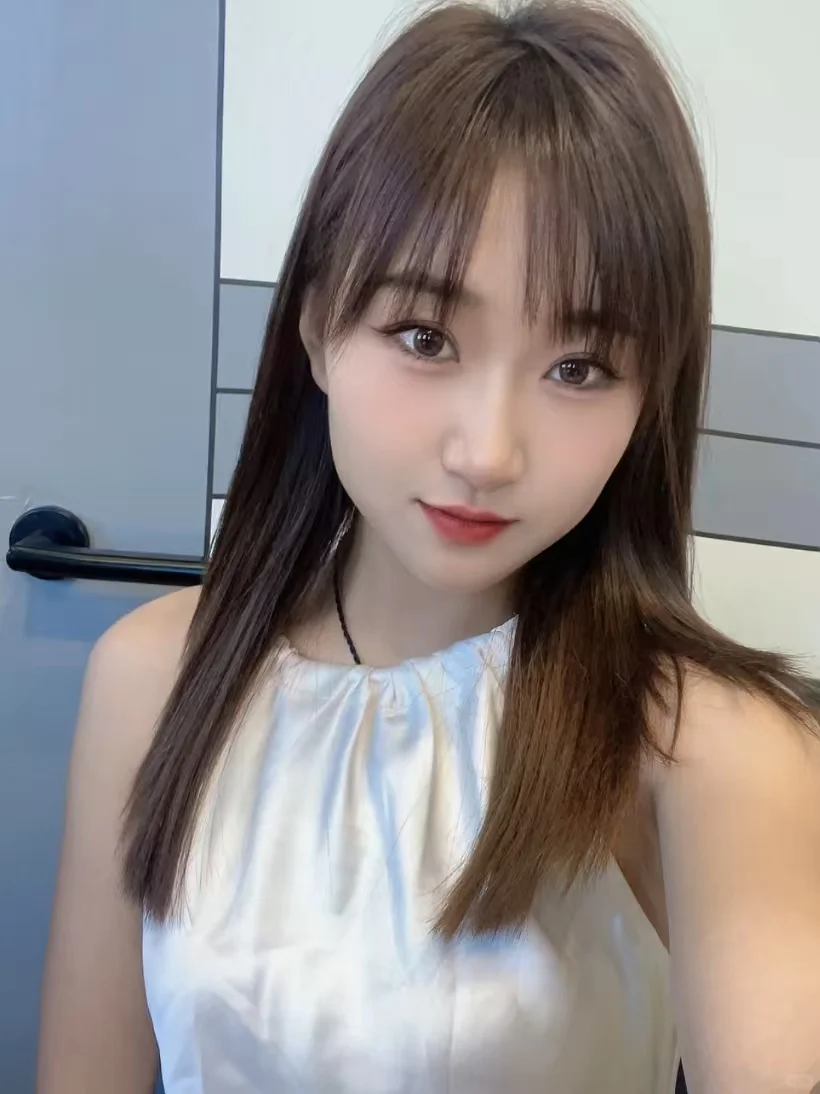 《浅色系穿搭的温柔瞬间》《日常里的小清新