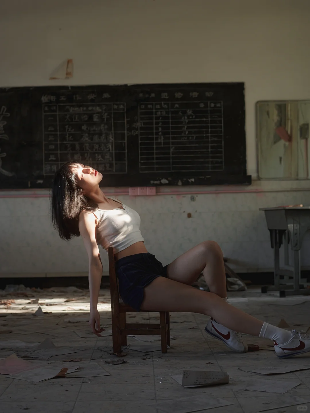 少女感满满的废弃教室日系写真！
