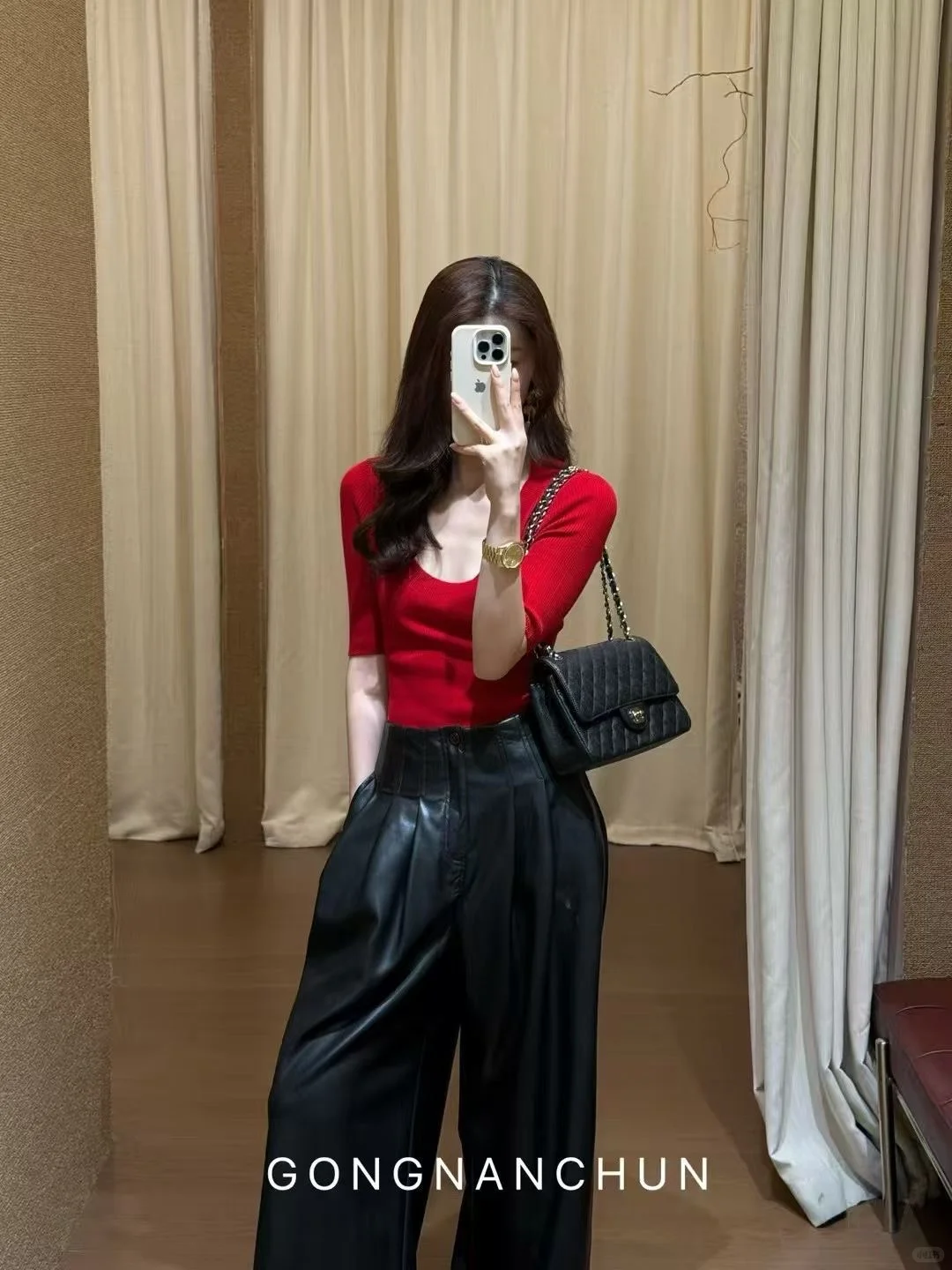 红衣短袖配皮裤