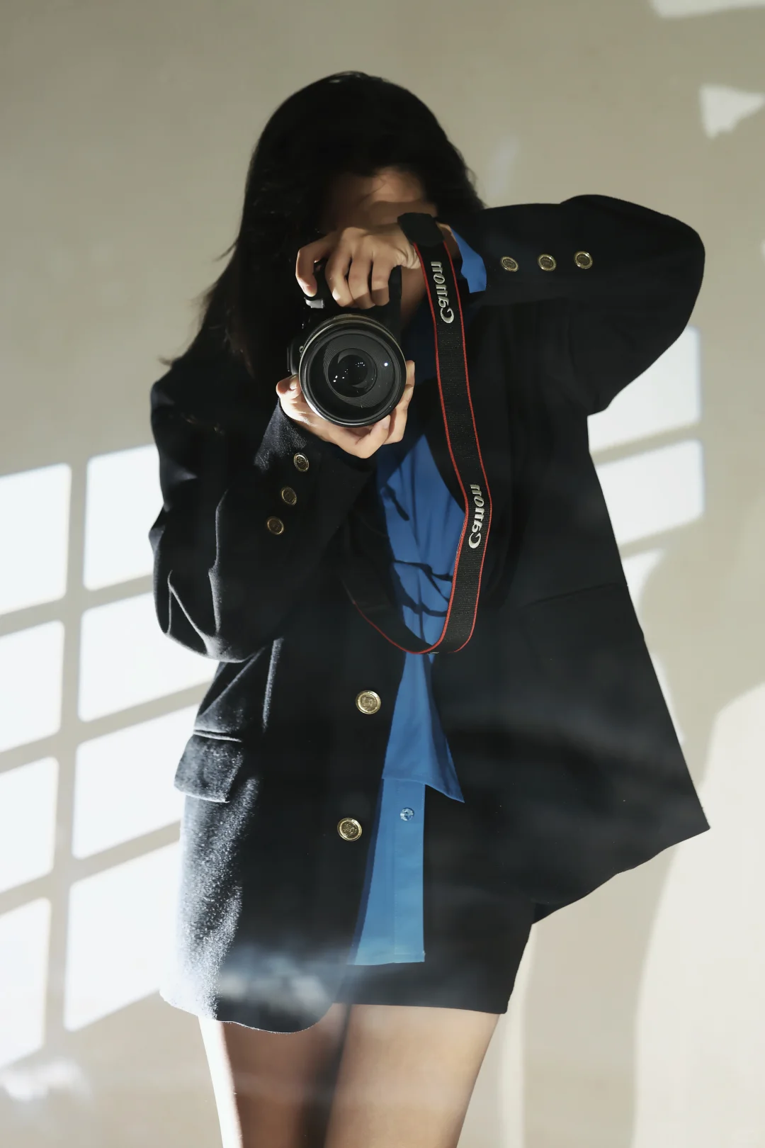 内向女摄影师第一次，相机对镜拍照