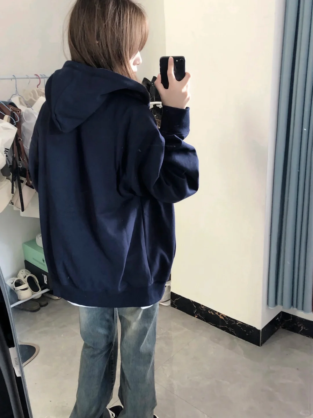 啊啊啊！这件藏青色卫衣也太显白了吧！