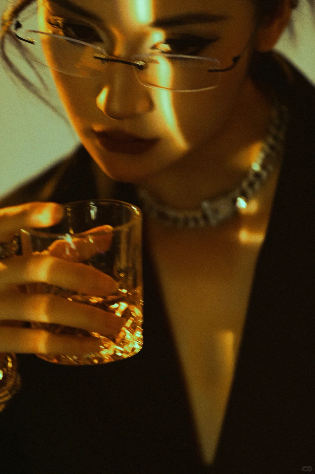 西装girl ‘’🎥 光影感杂志写真