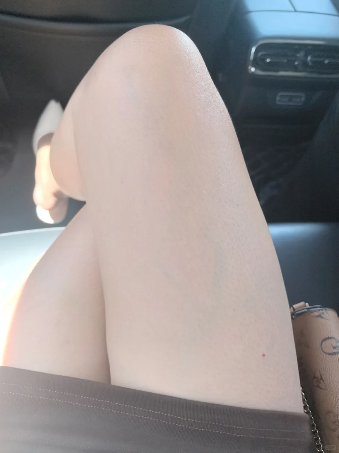 夏天不穿丝袜出门，就容易被晒黑了