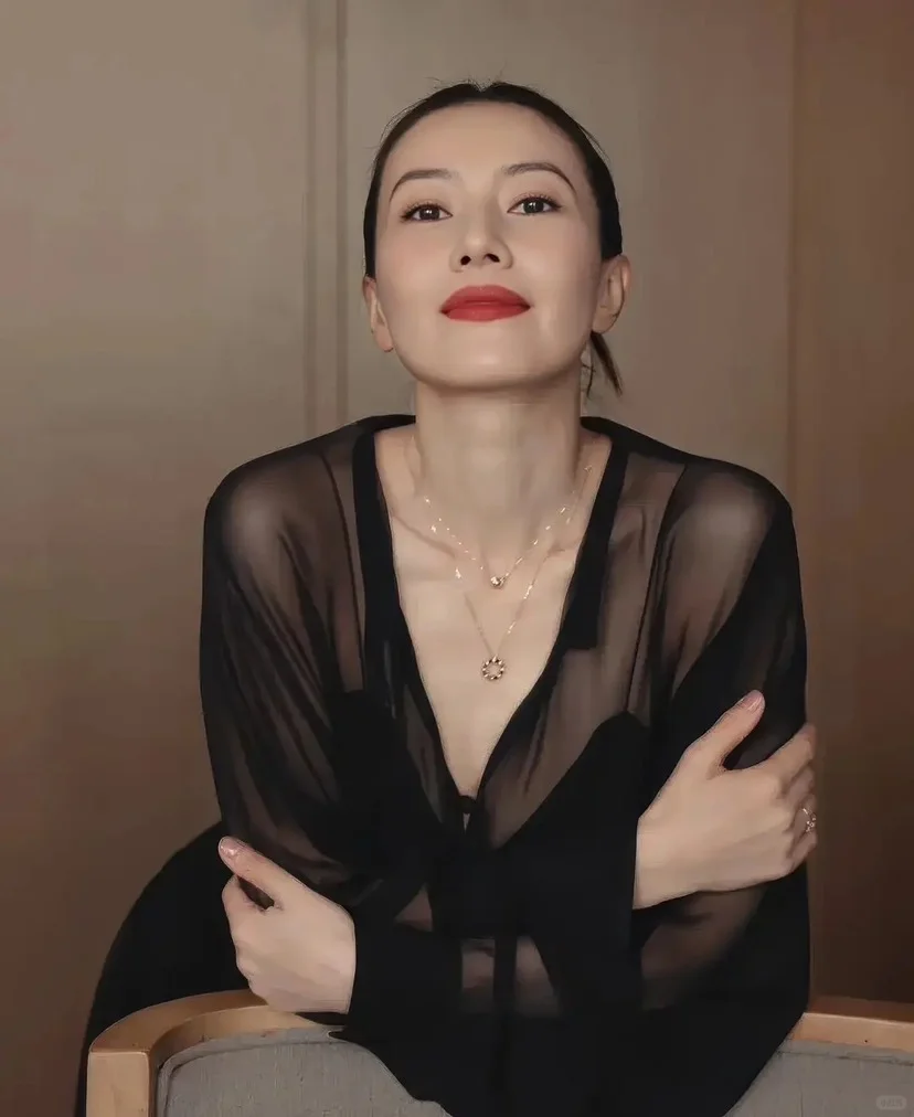 40岁的她开始走性感路线