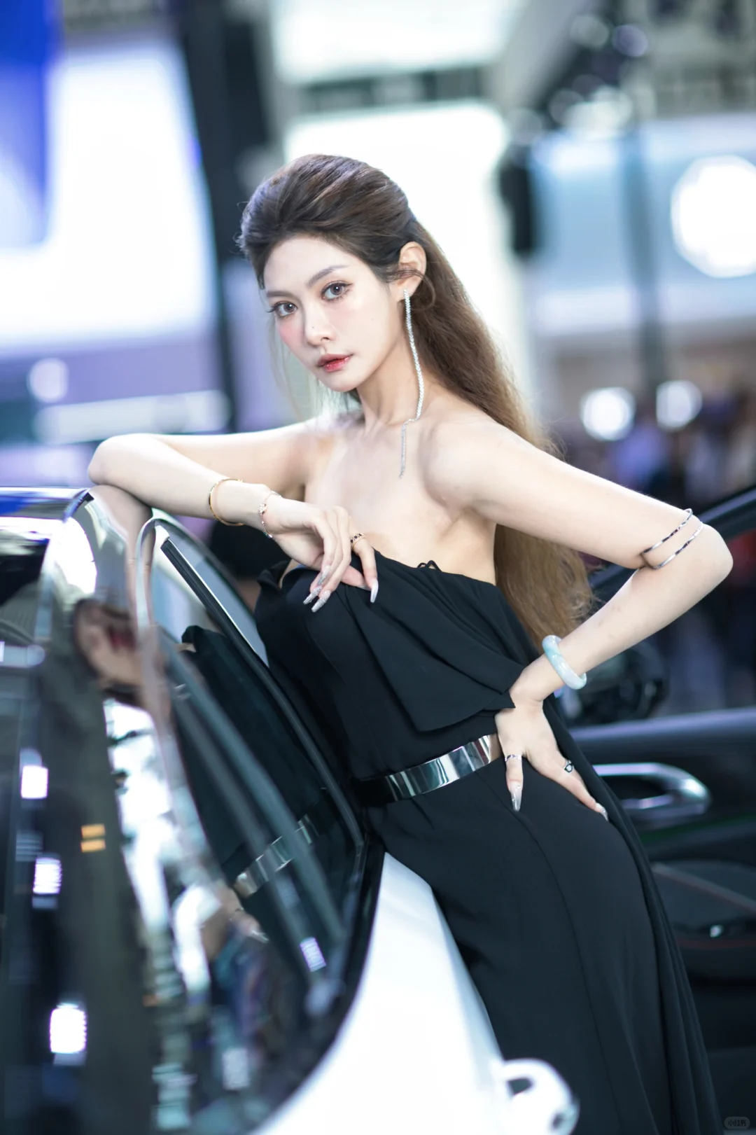 天津车展 一个被随机摄影师们抓到的女总裁