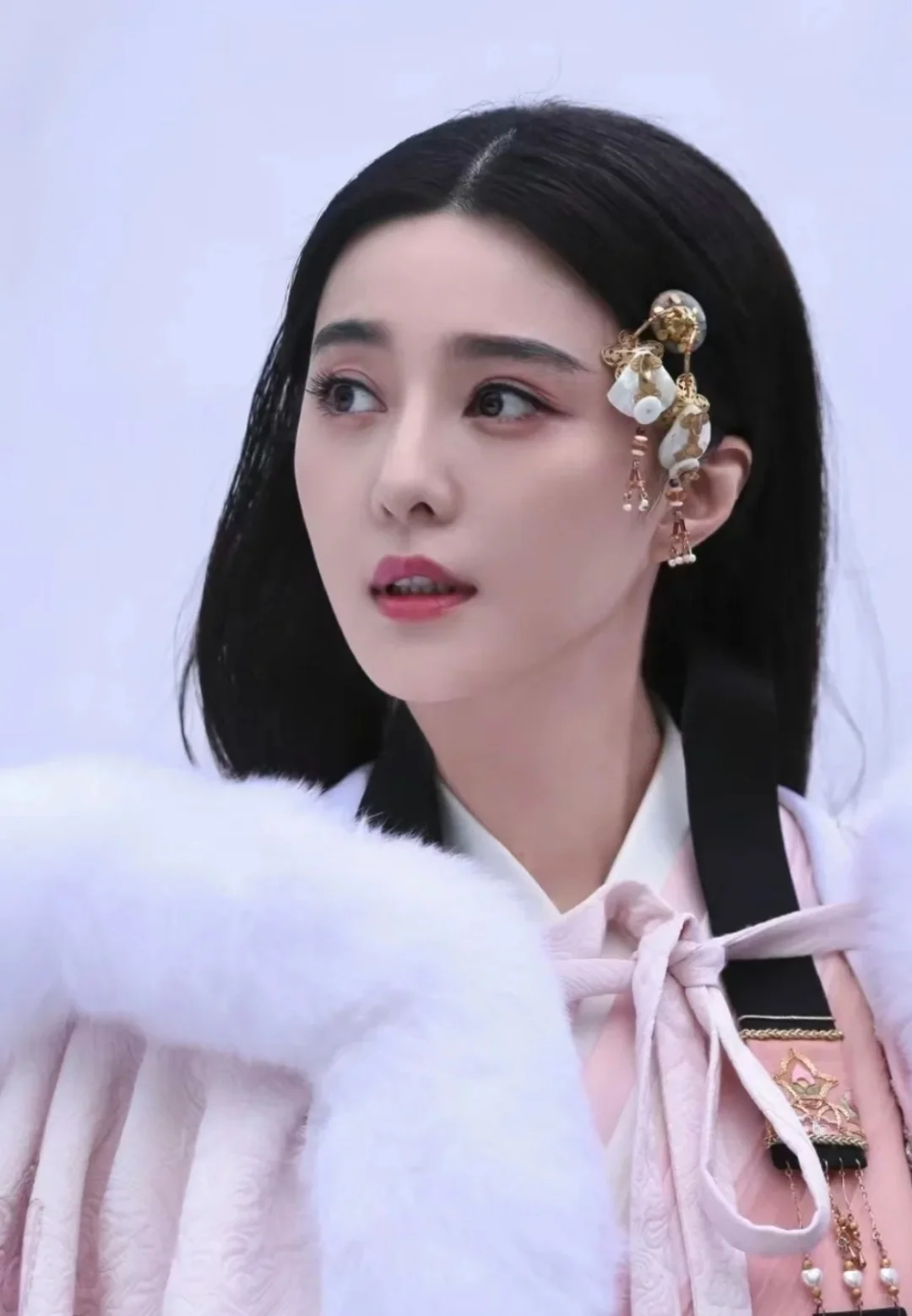 “一个侧脸就已经美的惊心动魄了”