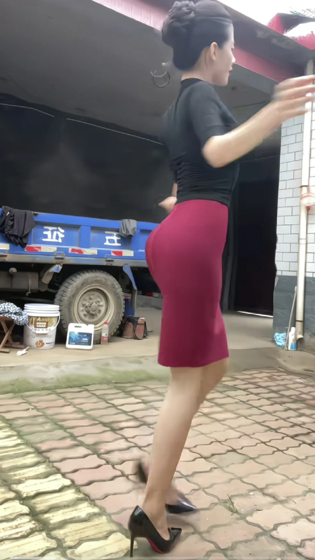 紧身裙的高级感，一眼心动，这身材能打几分