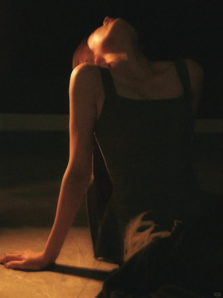 她在发光，她在摇曳。