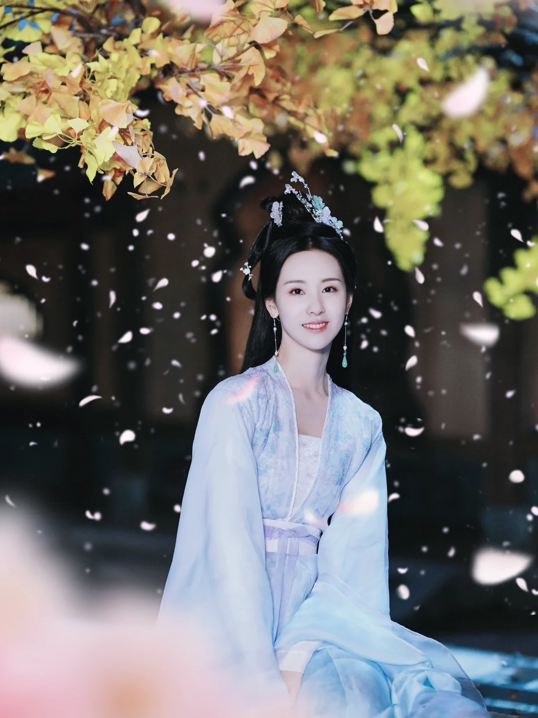 一袭水蓝衣裳的她好美
