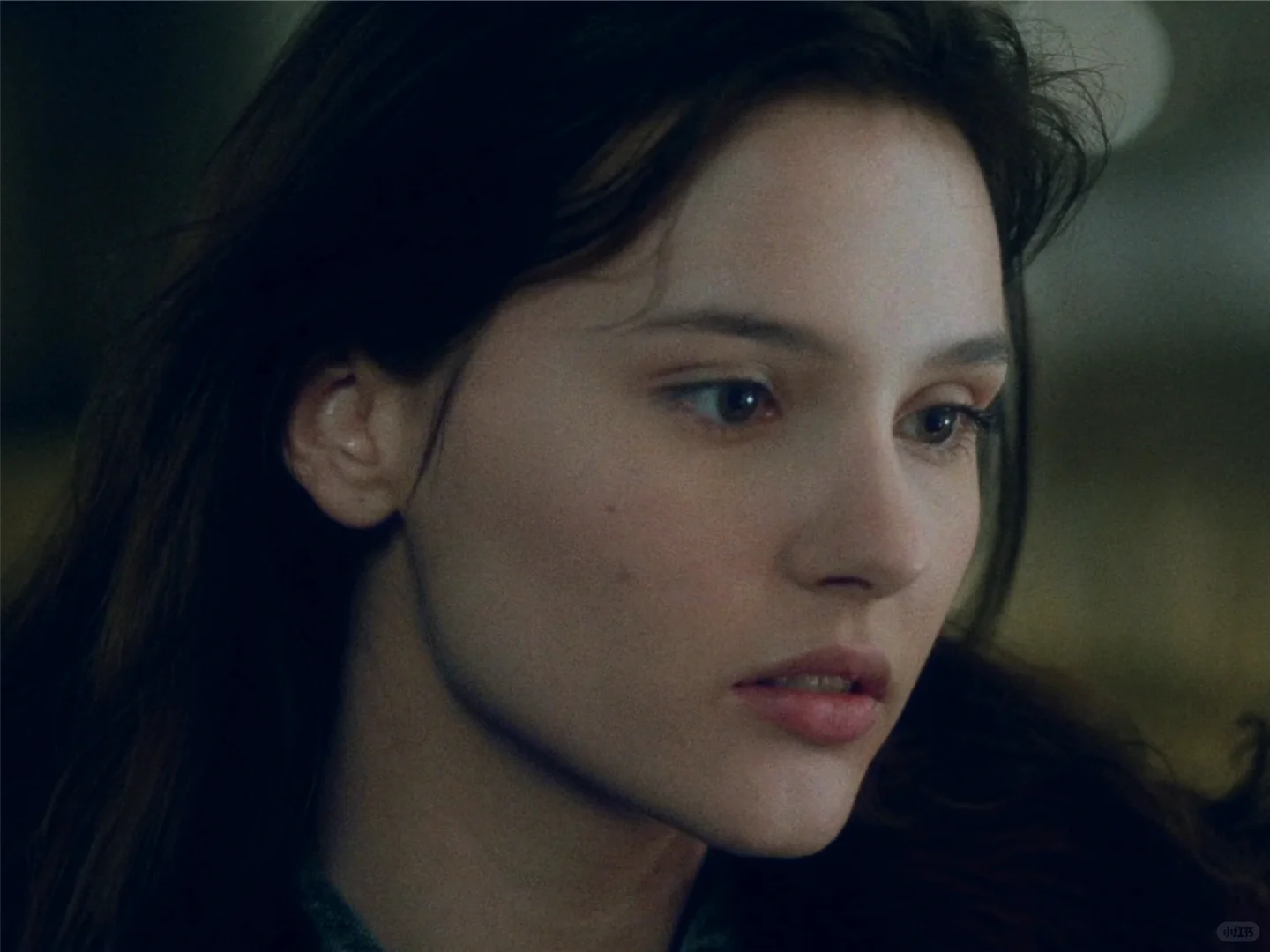 毫不费力的法式时髦，与恰到好处的疏离感