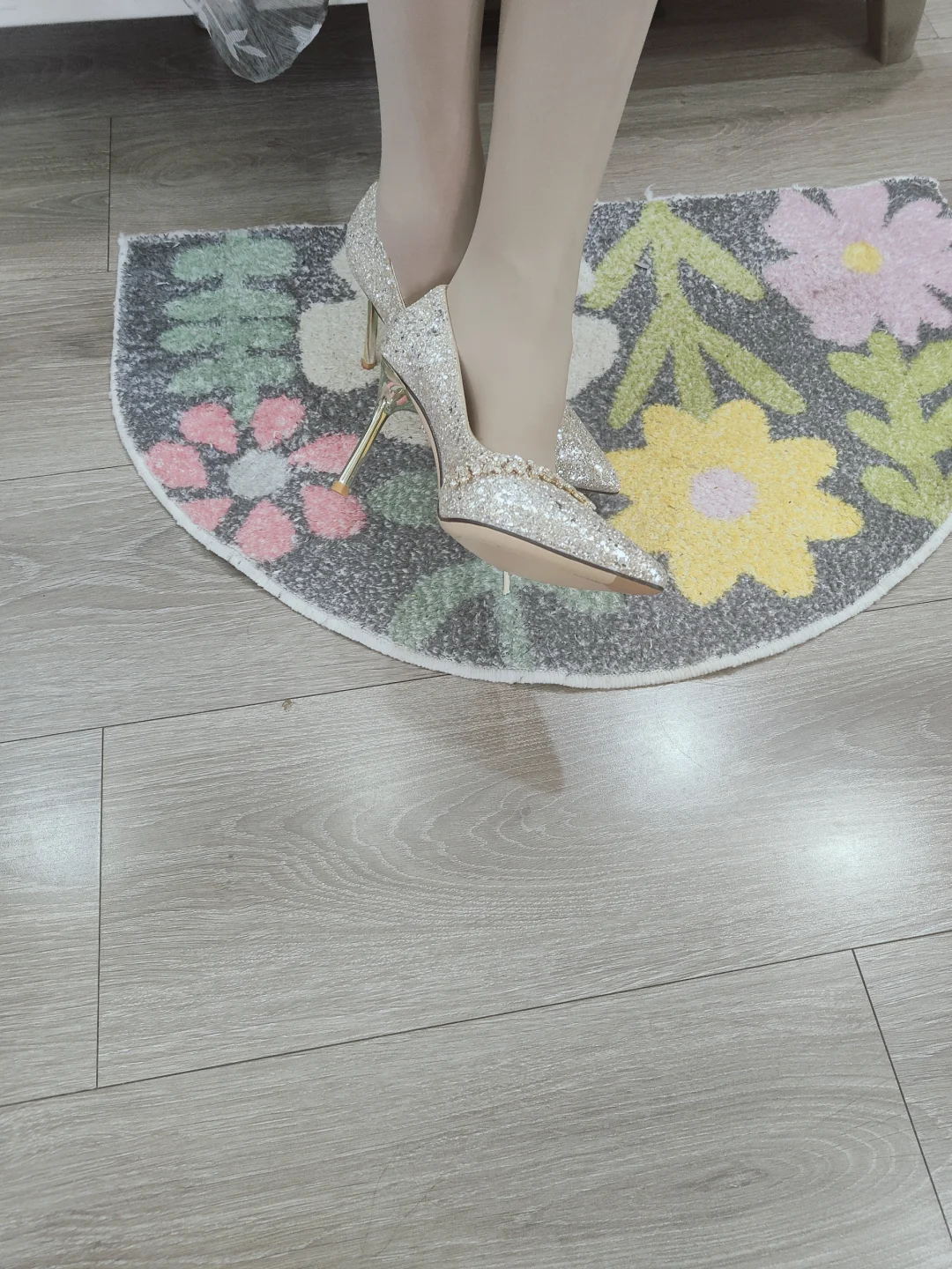 金色高跟鞋挺美的