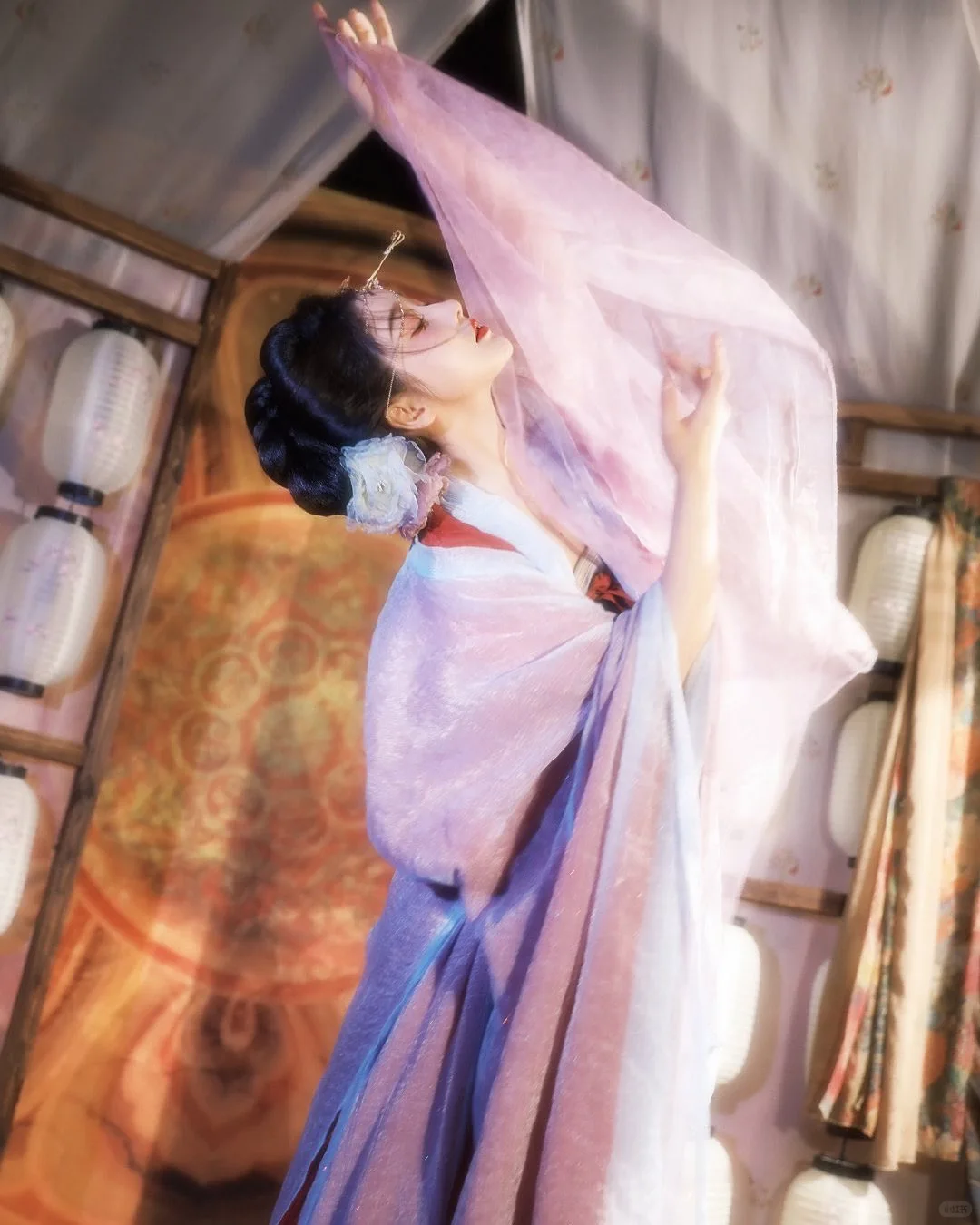 姜贞羽｜一袭襦裙，簪花于鬓，在光影寻古韵