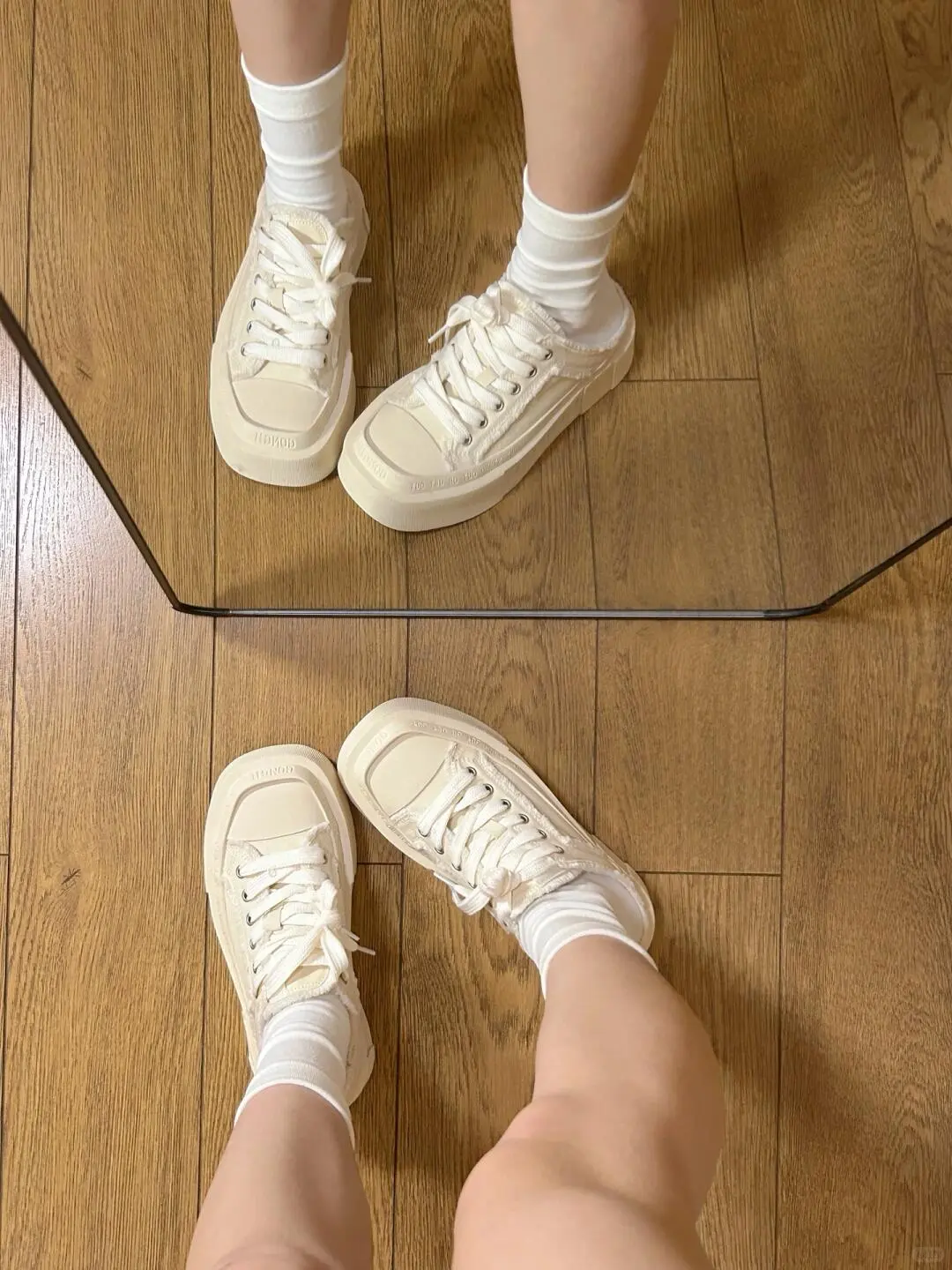 好喜欢我的小白袜哈哈哈哈太太太太太好穿了