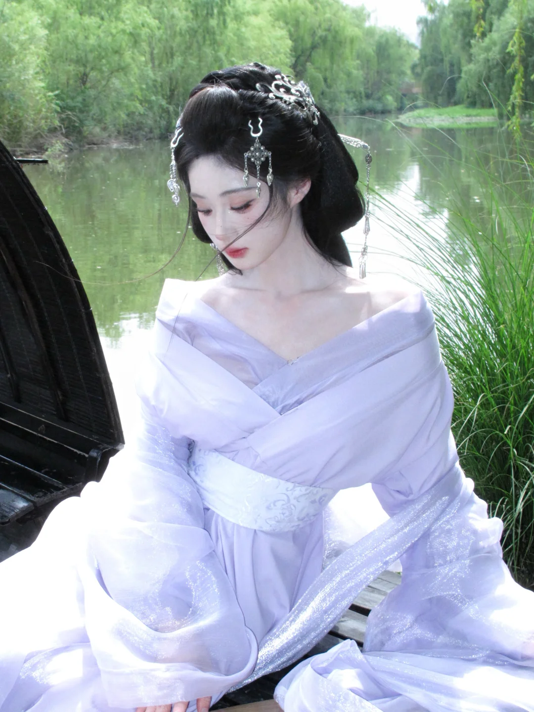 “一伞江南梦，半生水云间”