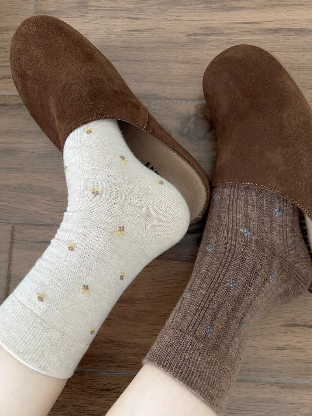 好有氛围感的摩卡棕碎花袜
