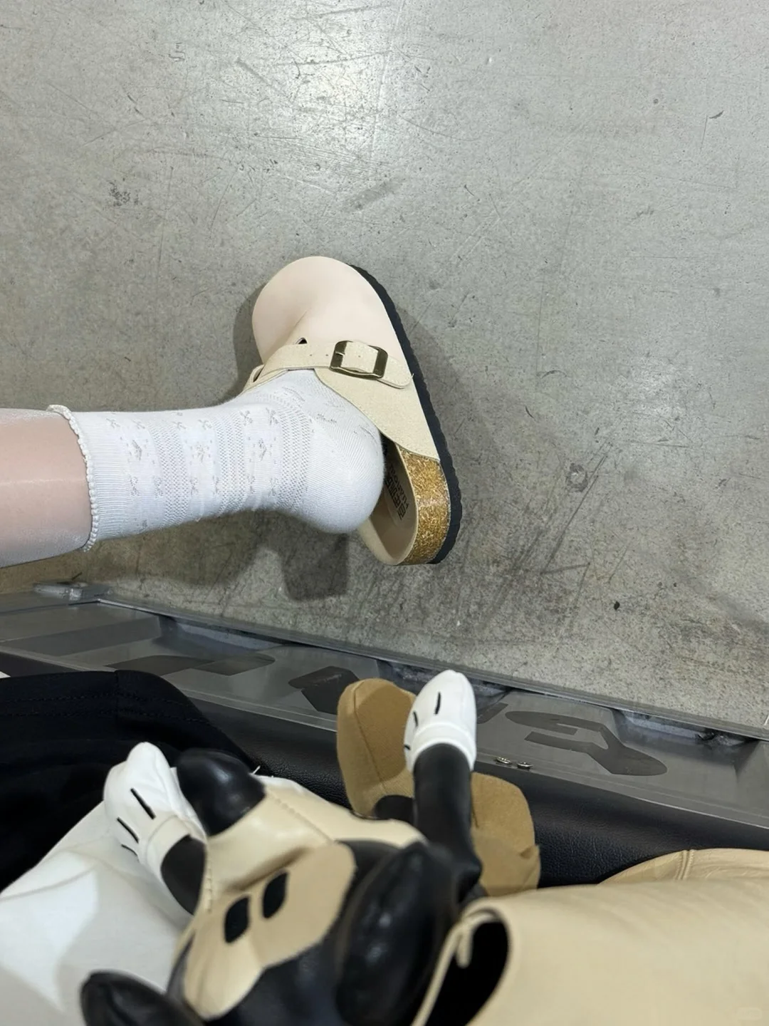 发现大家喜欢亮亮的袜子诶