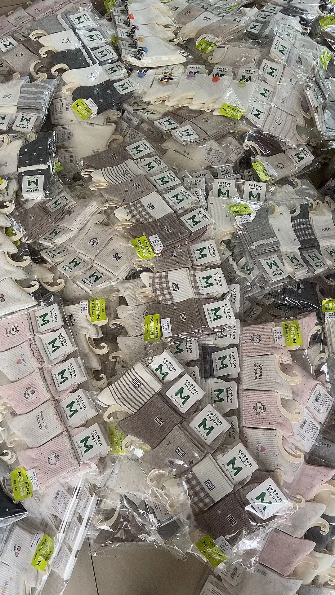 袜子店的日常，每天都有各种各样的袜子，