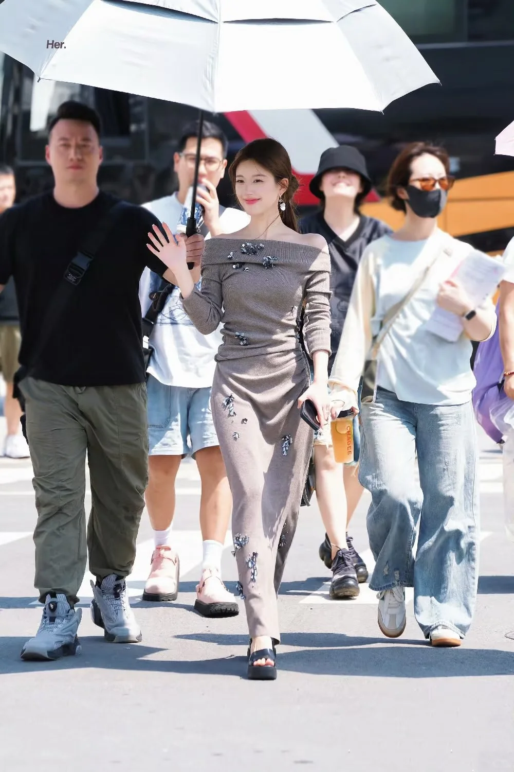 打造甜系气质美女，就学许妍（赵露思）穿搭