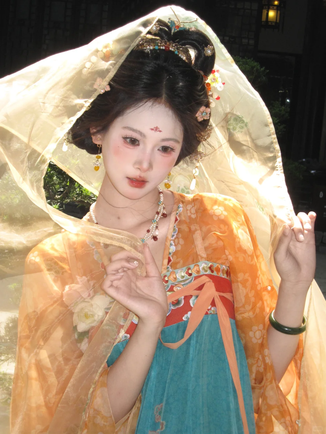 一袭汉服，半掩面