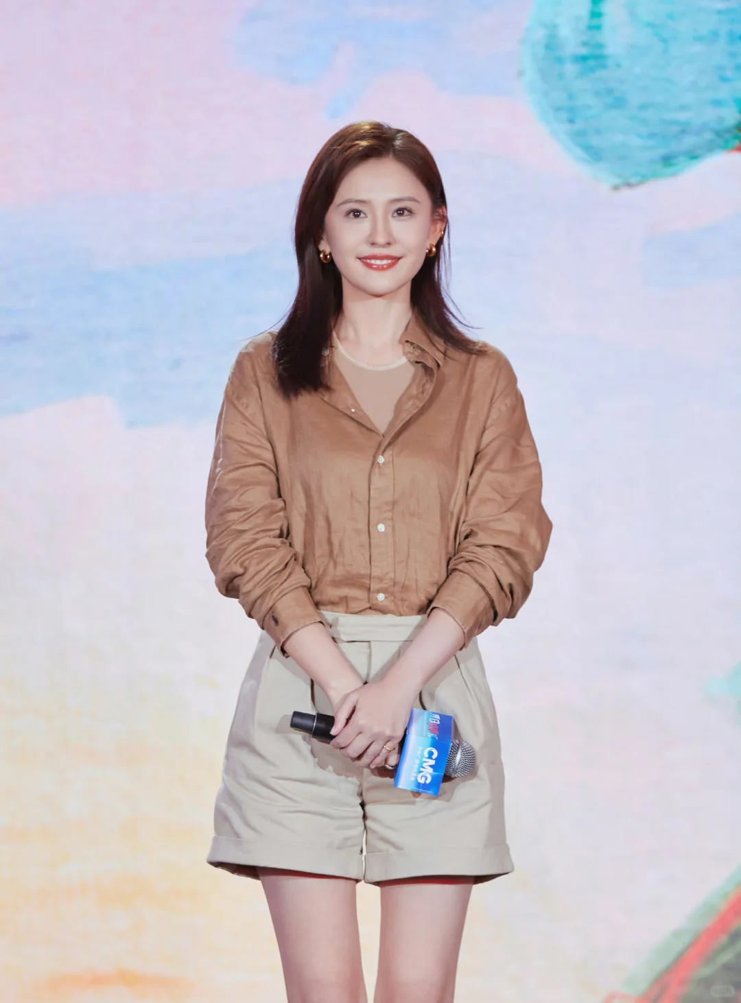 热依扎 睿智优雅散发着自信魅力