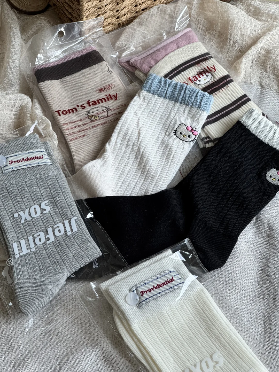 太美了吧❗️ 我的袜子上长kitty脑袋了‼️