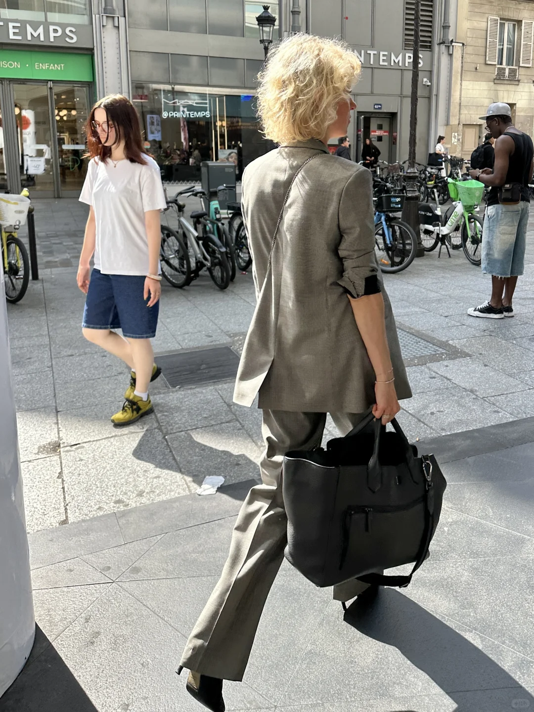 法国女生安静的美来源于精神富足