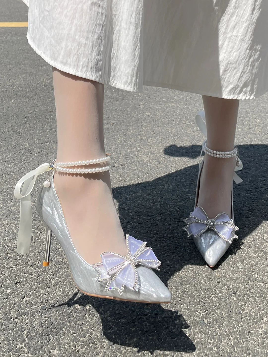 银色闪闪的高跟鞋，好美呀！🤍