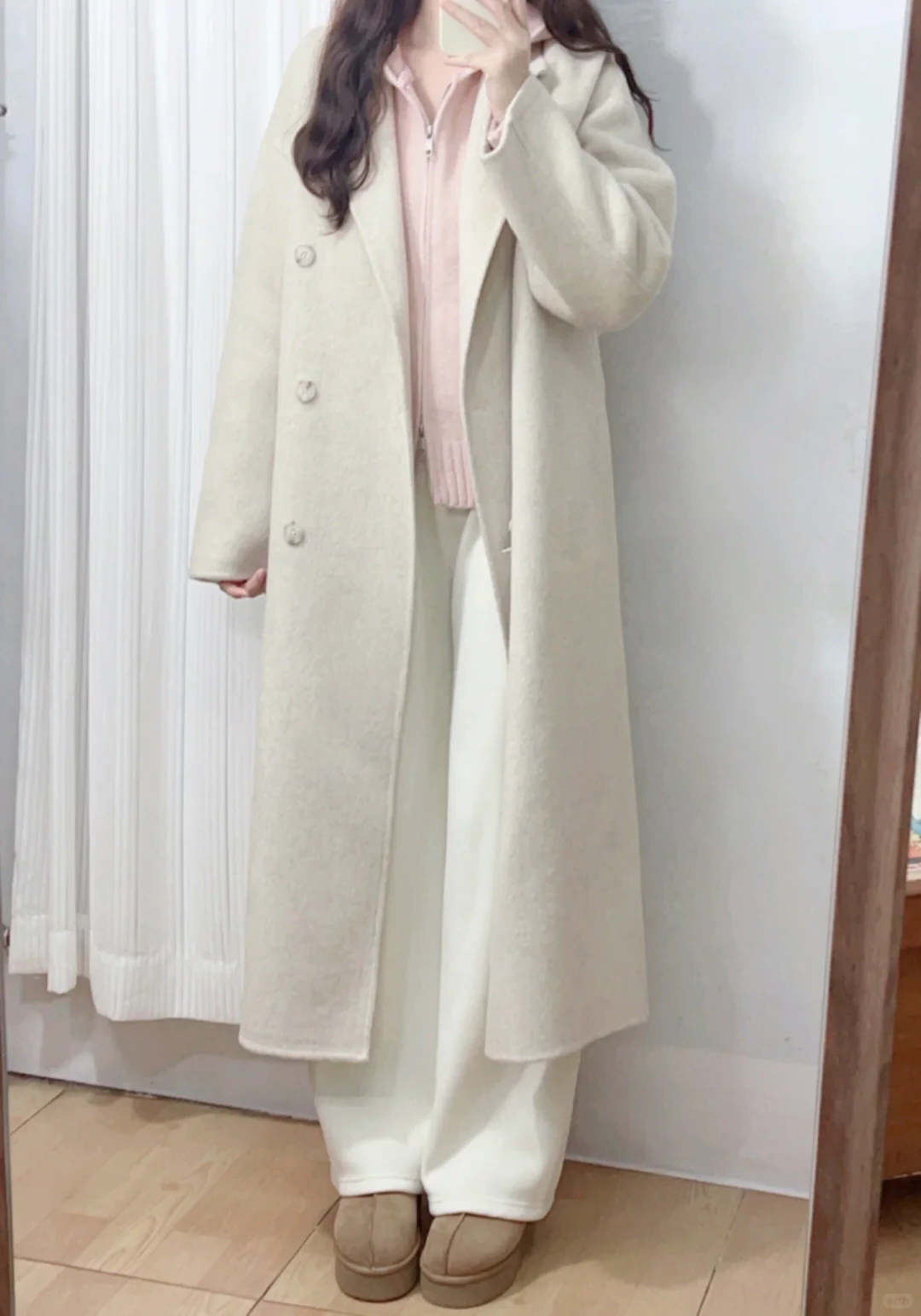 期待秋冬，买到了米色大衣和粉色毛衣叠穿！