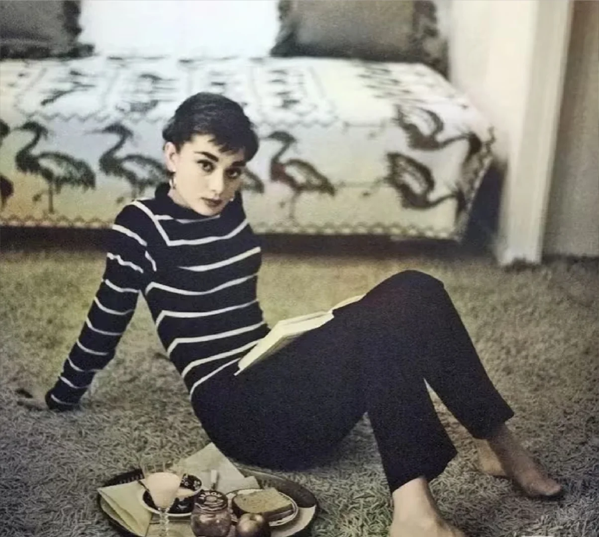 过了30年才发现：赫本穿衣虽极简却高级！