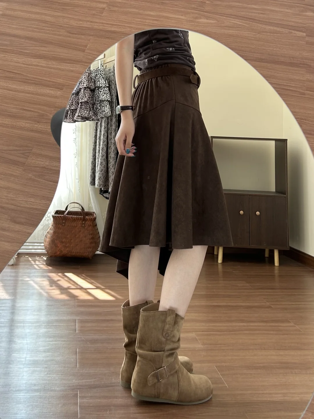谁懂啊！！这条咖色不规则麂皮半裙真的好韩