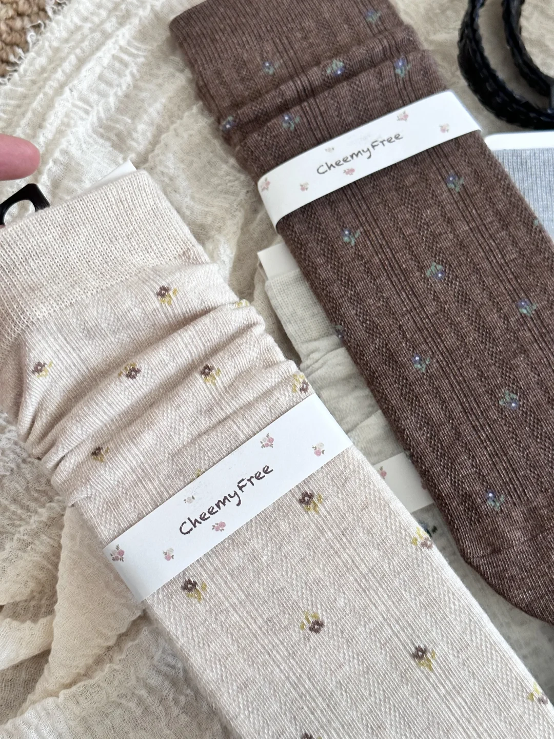 秋天的新袜子～小碎花太有氛围感啦🍂