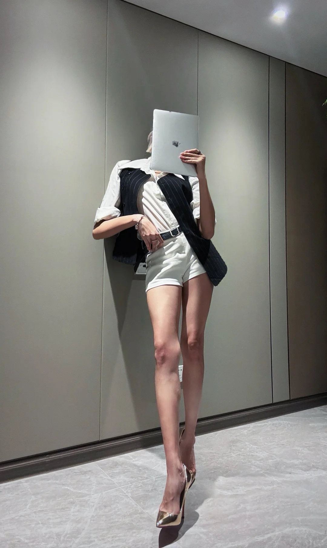 红底金色高跟和正装搭配