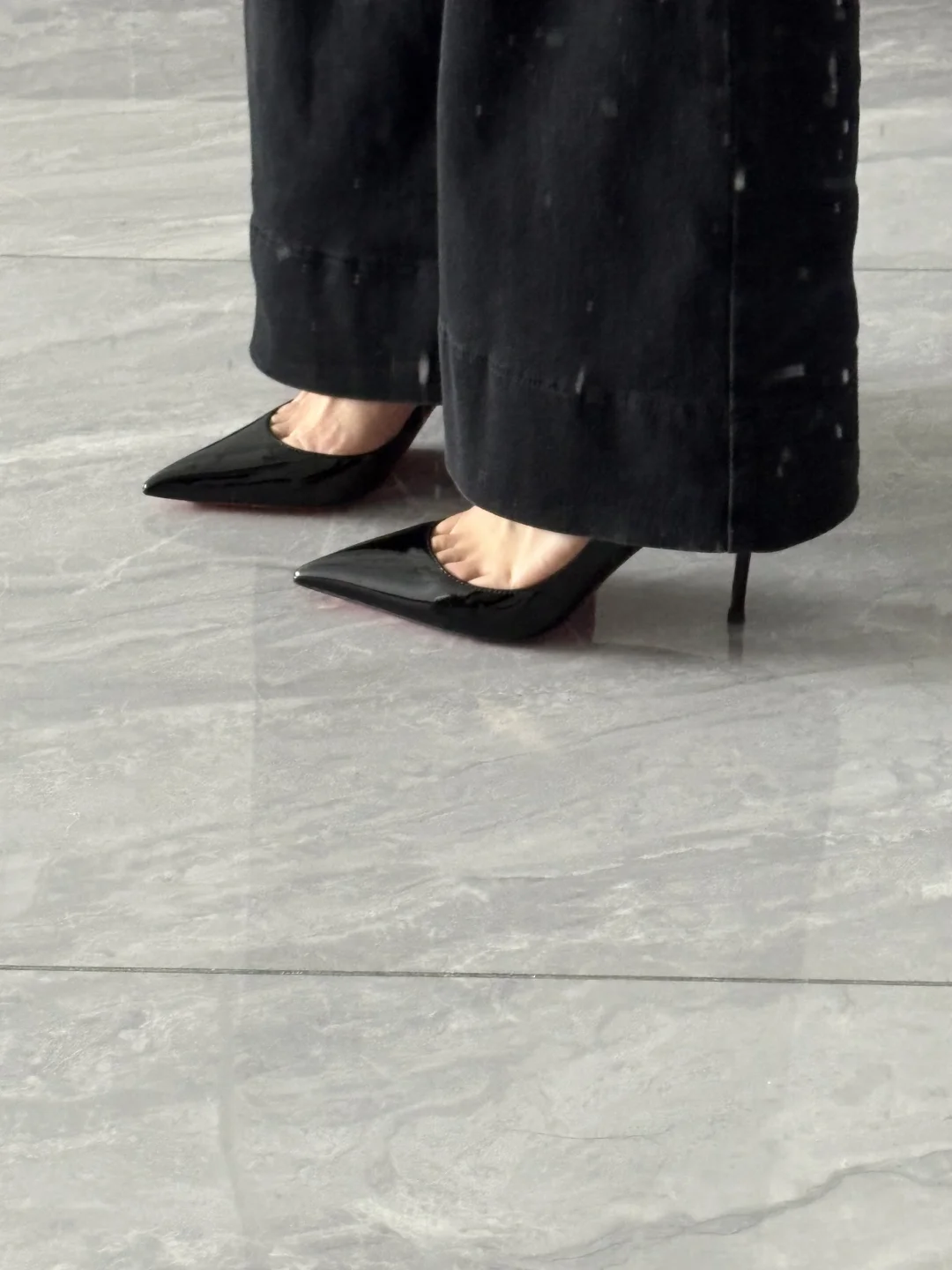许妍的黑色高跟鞋