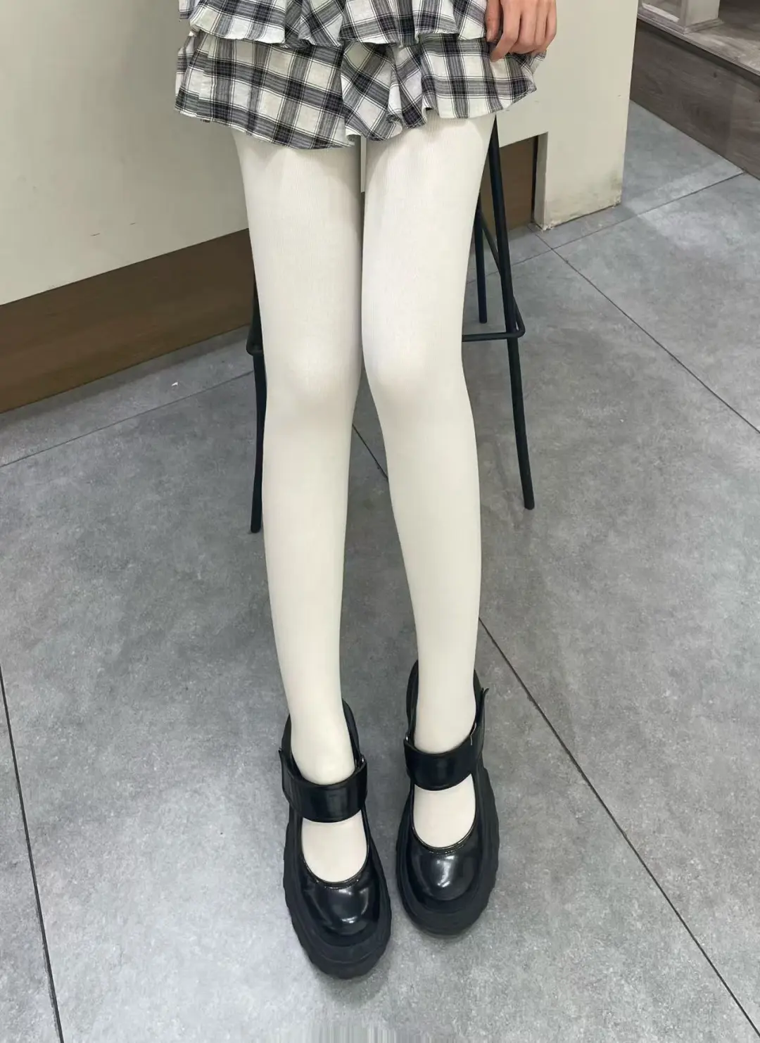 甜辣必备 | 白色连裤袜+玛丽珍厚底鞋绝配！