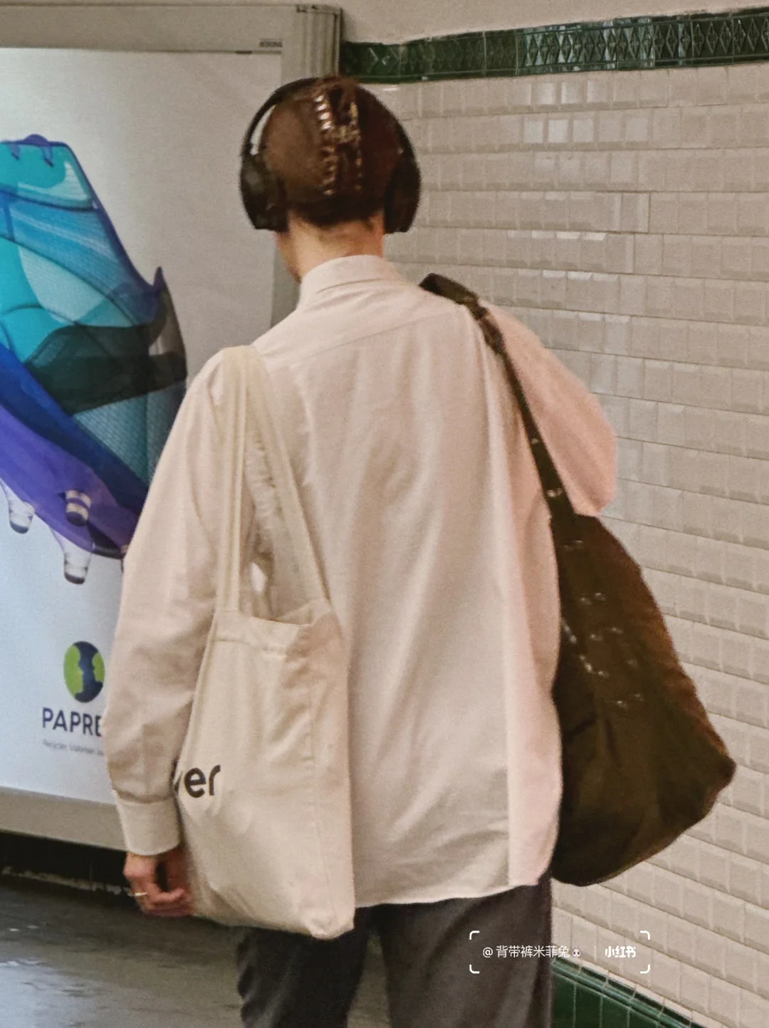 巴黎街拍｜如果可以 只想拥有扁身 身材