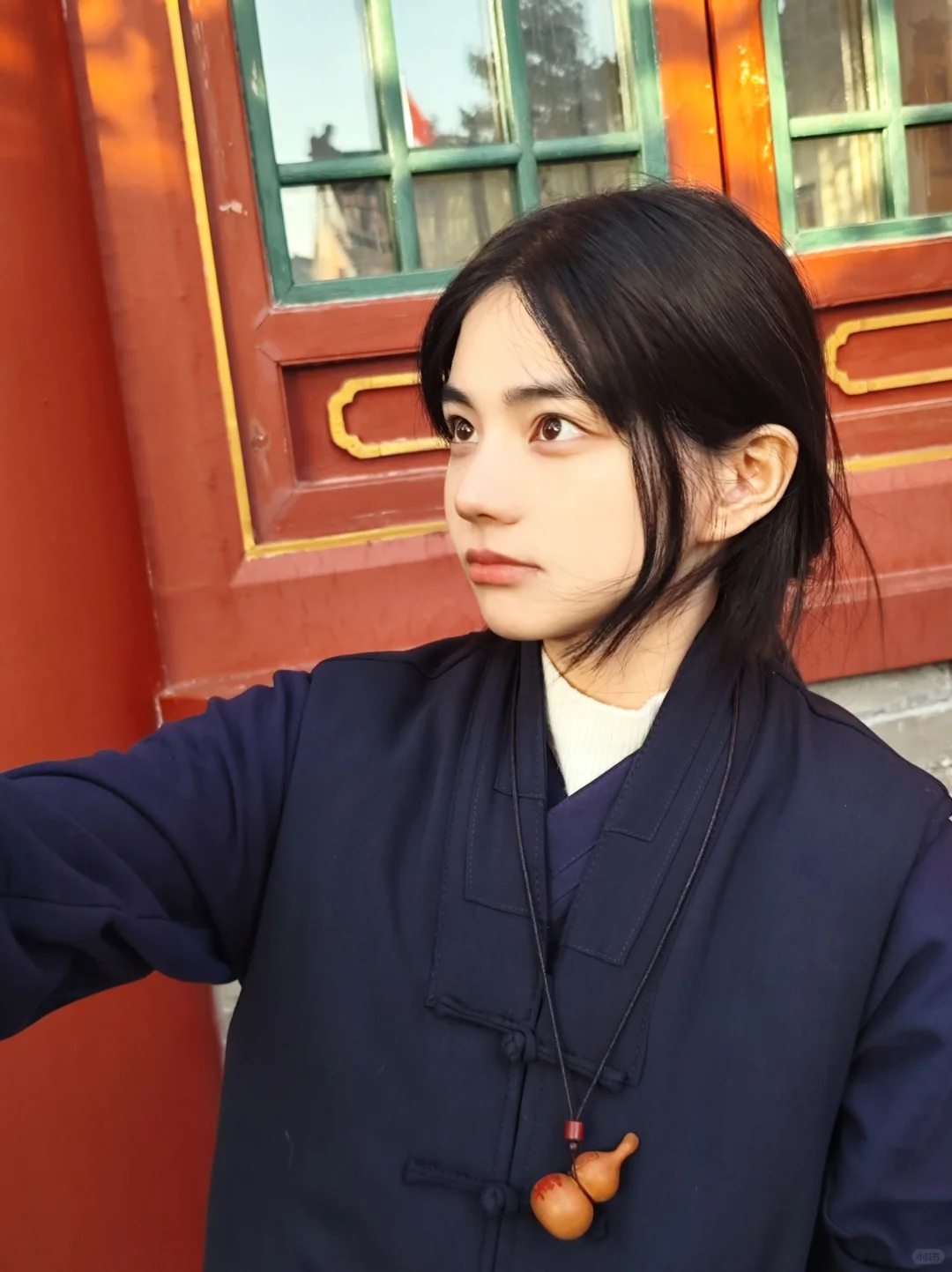 这个女人甩下一堆漂亮照片就走了