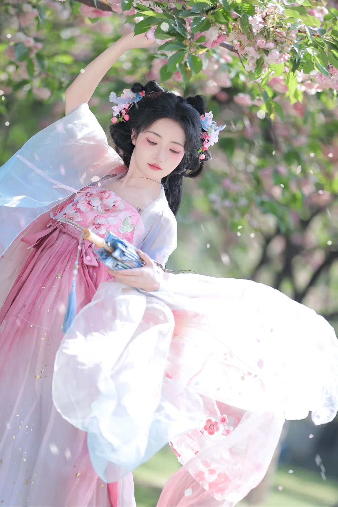 “春日游，杏花吹满头”