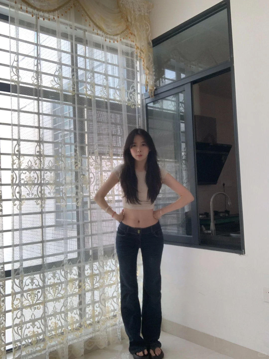 巨绝的低腰牛仔裤