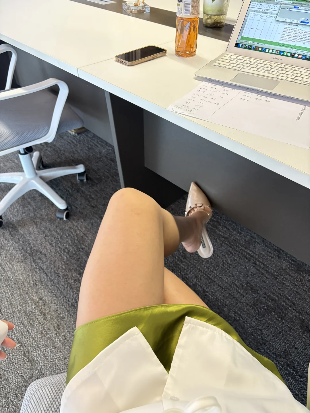 还是高跟像开会的样子..”吧