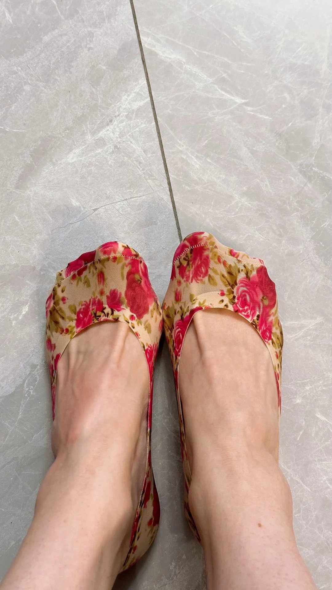 醉了！怎么喜欢这种花花的袜子😶