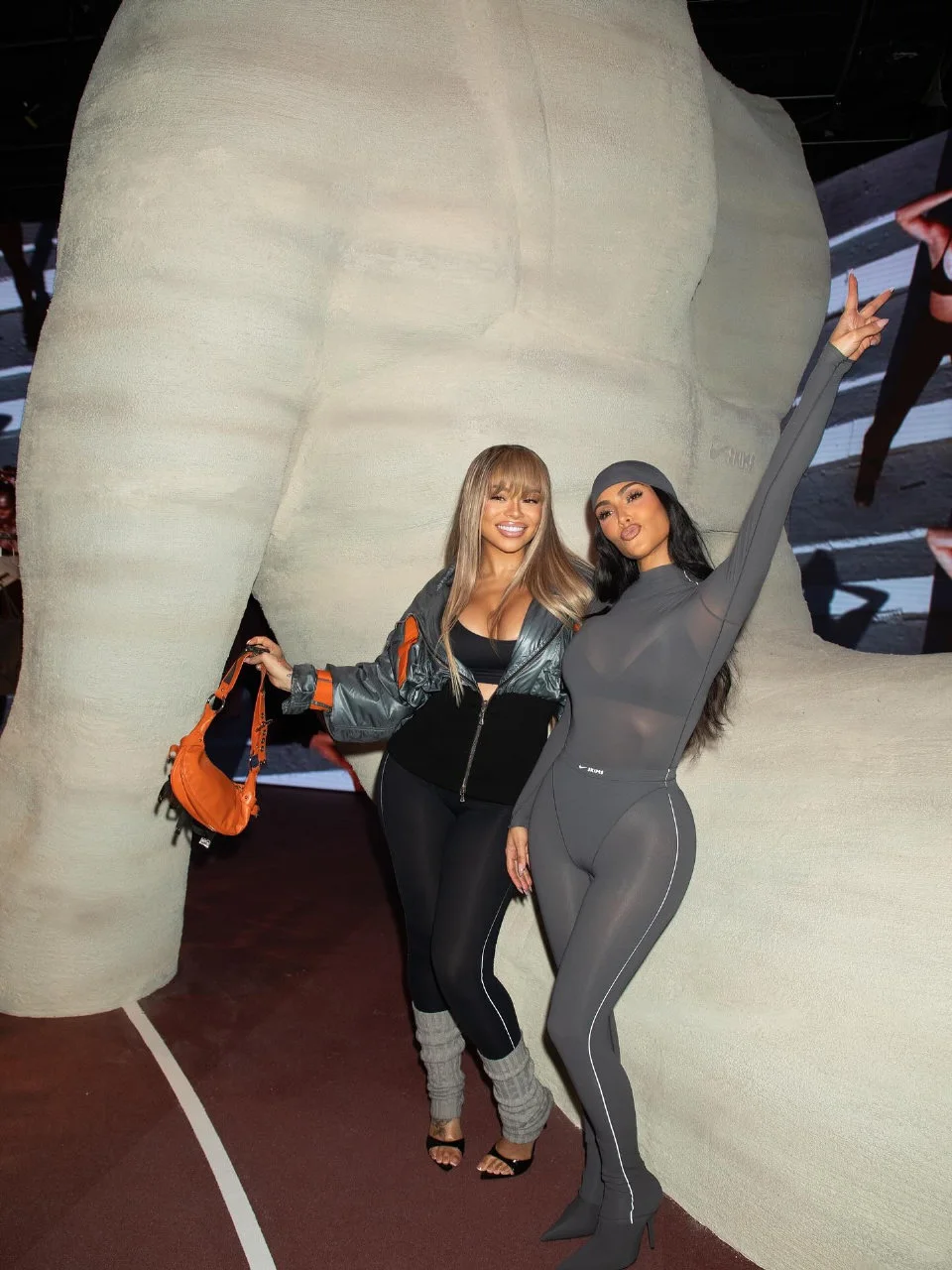 金•卡戴灰色透视连体衣