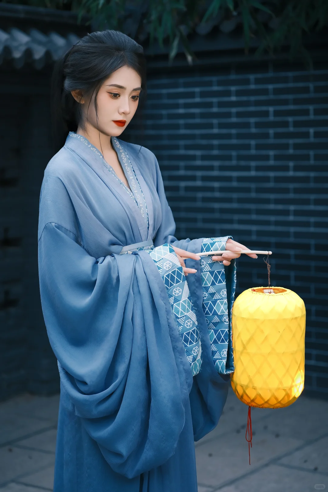 她站在那里，就是故事的开头