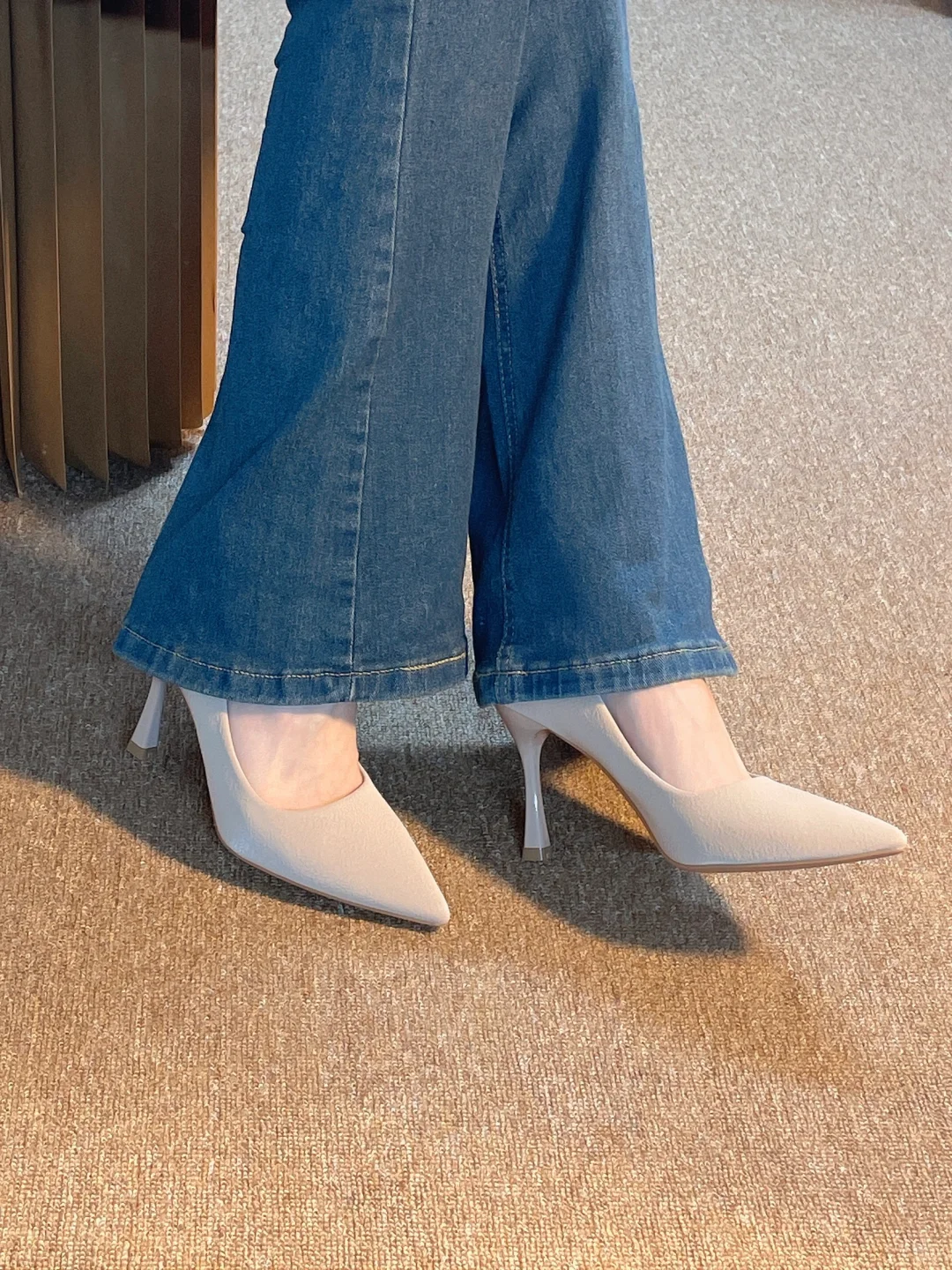 那么温柔的裸色高跟鞋谁也拒绝不了吧～