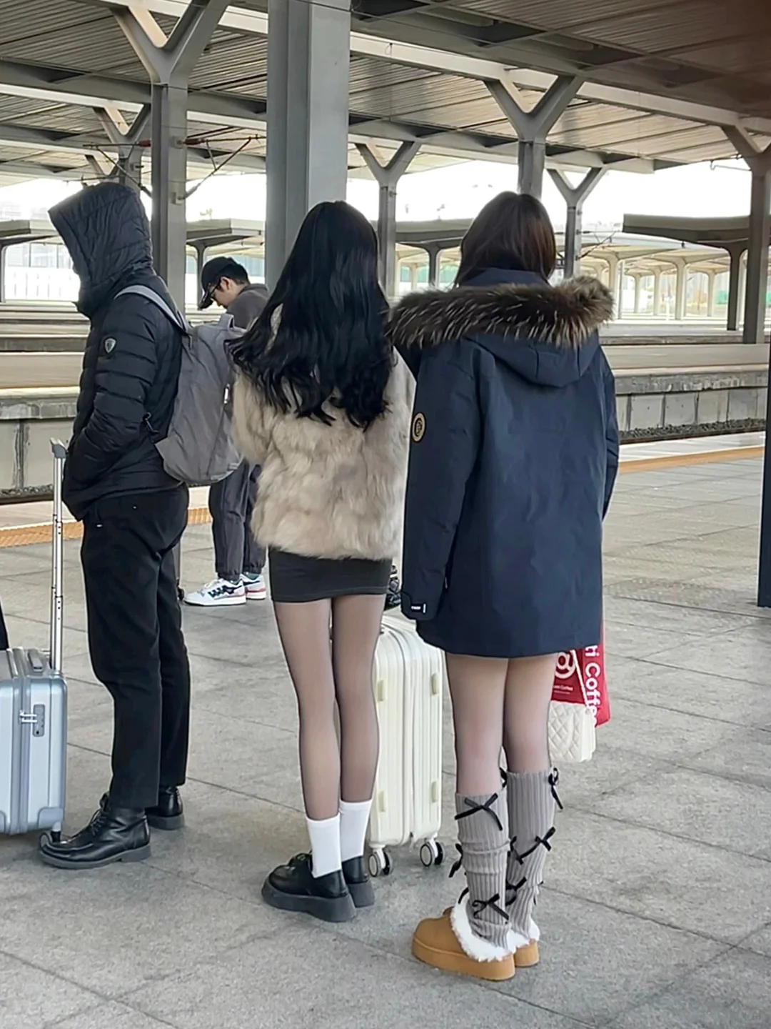 去哈尔滨看到的..瞬间对黑丝穿搭产生了执念