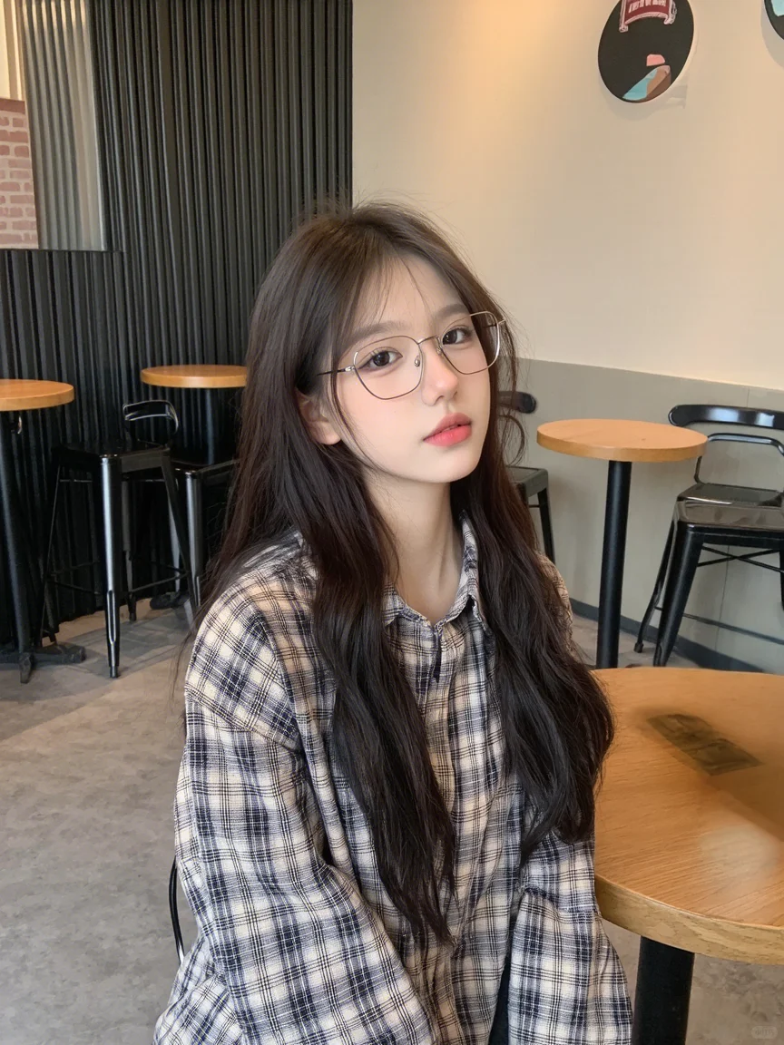 戴上眼镜好像很温柔