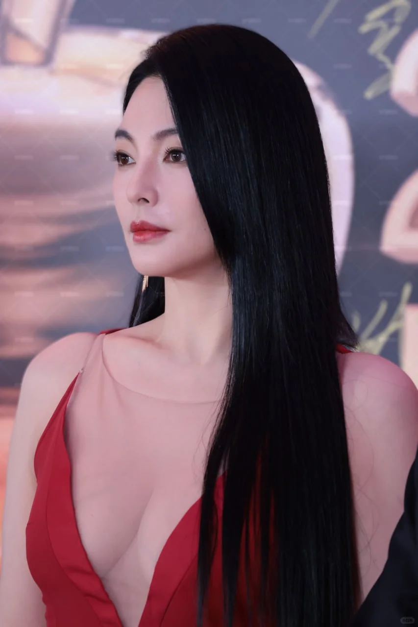 张雨绮透视低胸深V红裙